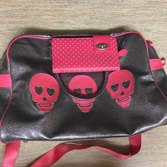 M.e.n.u Skull head duffel bag with pink wallet - Picture 3 of 16